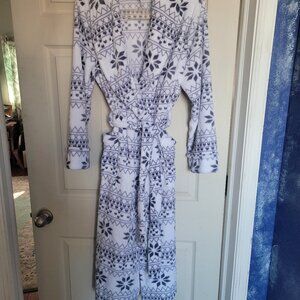 Sonoma Long Plush Bathrobe NWOT XS White Grey Snowflake Pattern